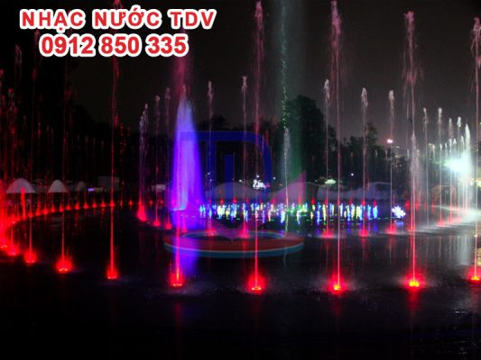 Đài phun nước theo nhạc vườn hoa đường Hồ Tùng Mậu 13
