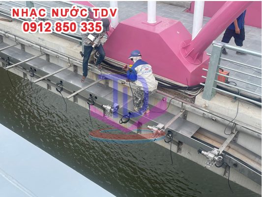 Lắp đặt thiết bị nhạc nước trên cầu