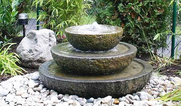Các mẫu đài phun nước mini hiện đang rất được ưa chuộng để trang trí sân vườn. 