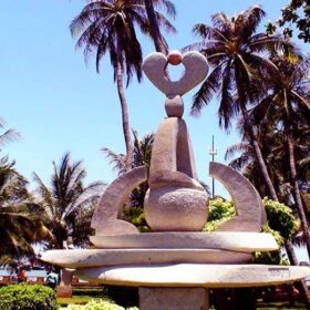 Đài phun nước công viên Bãi Trước tọa lạc giữa lòng thành phố biển