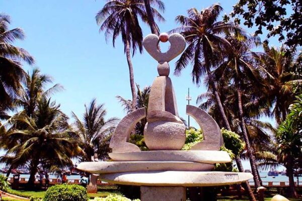 Đài phun nước công viên Bãi Trước tọa lạc giữa lòng thành phố biển