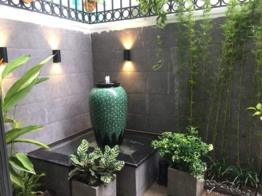 Nên đặt trụ đá phun nước ở các vị trí hướng Đông và Đông Nam giúp gia tăng tài lộc cho gia chủ. 