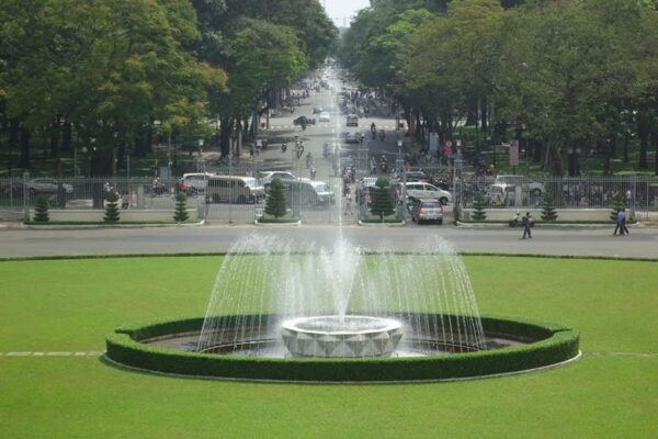 Đài phun nước Dinh Độc Lập nằm trong khuôn viên của Dinh Độc Lập