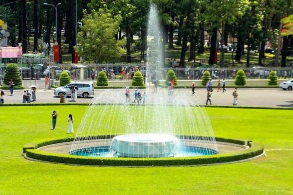 Đài phun nước Dinh Độc Lập điểm nhấn cảnh quan, mang đến trải nghiệm kết nối giữa lịch sử và hiện đại
