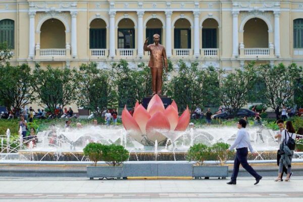 Đài phun nước hoa sen – Phố đi bộ Nguyễn Huệ, TP.HCM