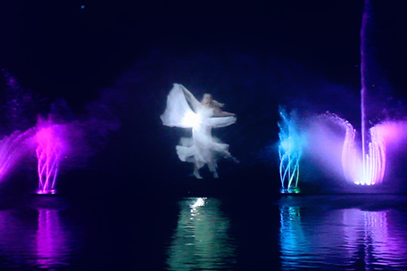 Màn nước kết hợp đèn laser đang trở thành xu hướng nổi bật trong các show trình diễn nghệ thuật.