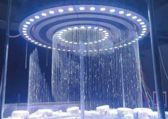 Màn nước trang trí là giải pháp kết hợp hài hòa giữa dòng nước và ánh sáng, tạo hiệu ứng sinh động.