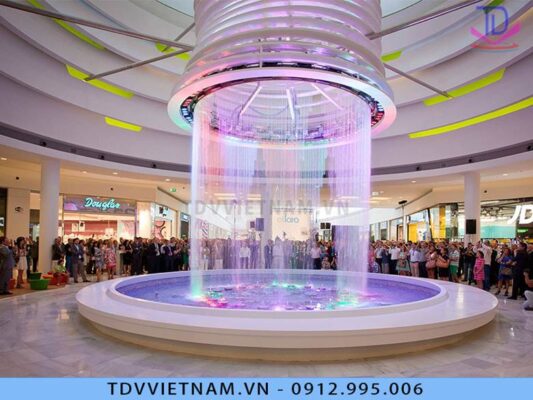 Màn nước tròn tạo hình vòng tròn hoàn chỉnh hoặc bán nguyệt với dòng nước di chuyển liên tục.