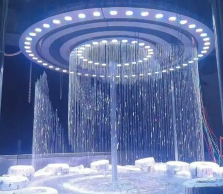 Màn nước tròn không chỉ làm đẹp không gian mà còn nâng tầm giá trị nghệ thuật.