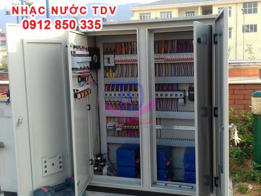 Lắp đặt máy bơm và hệ thống điều khiển