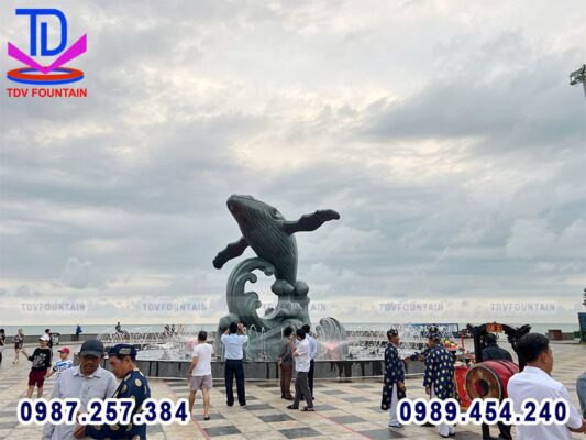 Đài phun nước tượng Cá Ông thu hút đông đảo người dân và du khách đến tham quan