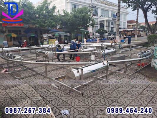 Hình ảnh thi công hệ thống đài phun nước phao nổi hồ Trúc Giang