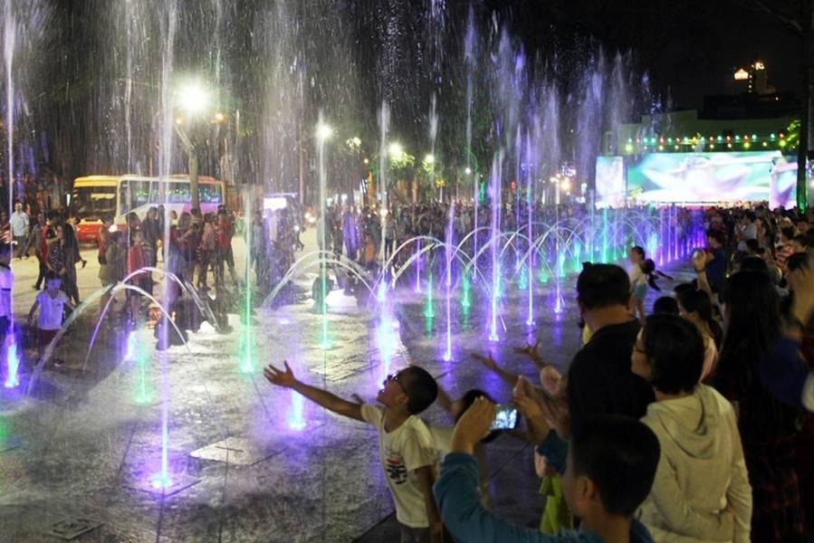 Ánh sáng LED kết hợp chuyển động của nước giúp mở rộng trải nghiệm tại sân phun vào buổi tối