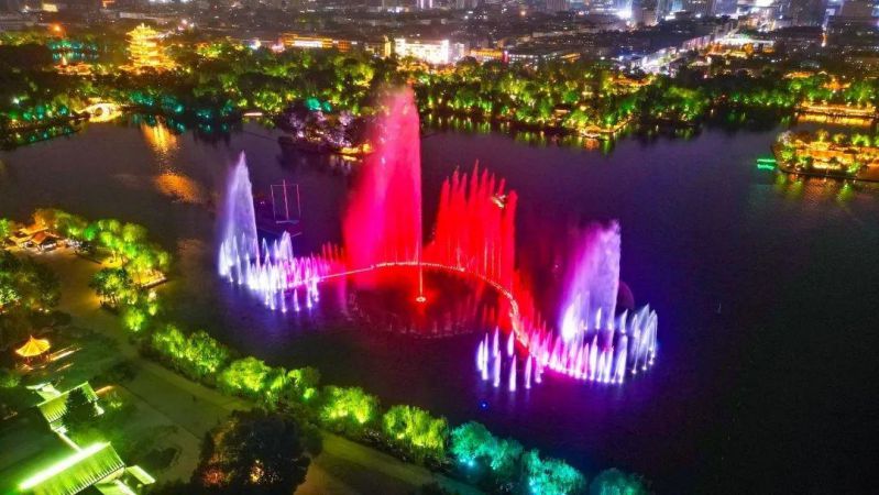 Ánh sáng góp phần định hình các lớp hiệu ứng và chiều sâu thị giác của sân khấu nhạc nước trên mặt hồ 