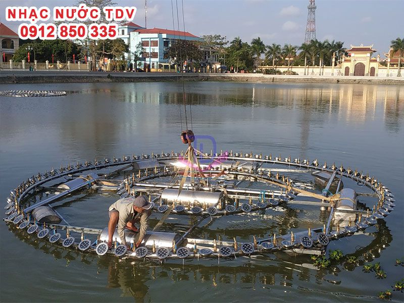 Kỹ thuật viên TDV thao tác trực tiếp trên hệ thống phao nổi