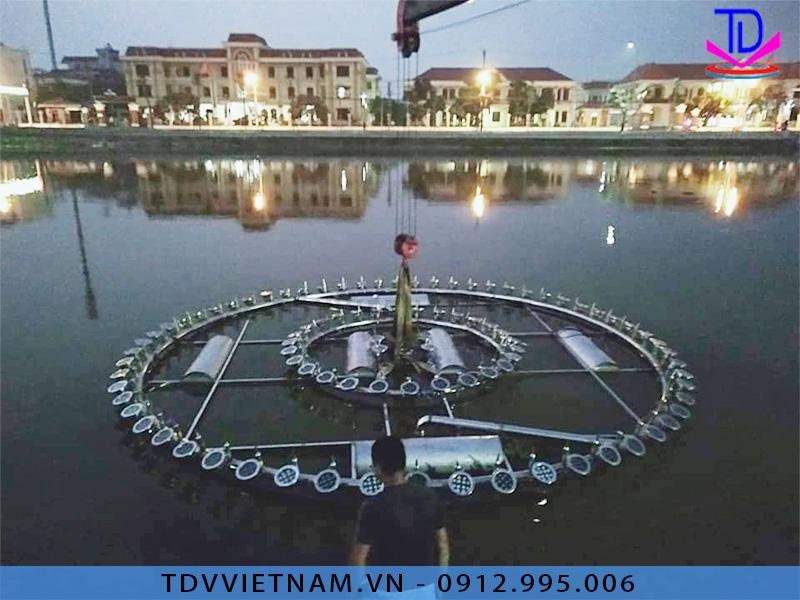 Cụm thiết bị nhạc nước được lắp đặt trên hệ khung phao